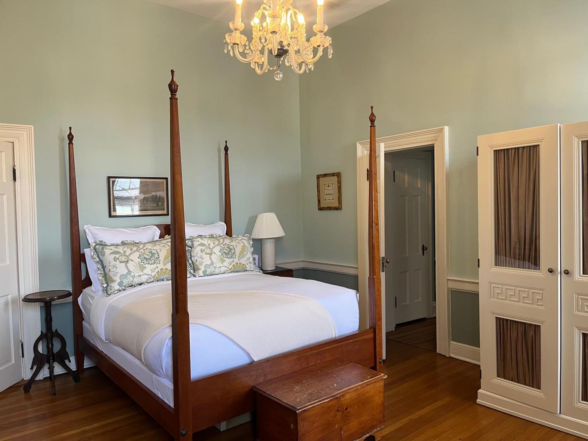 Ironclad Inn And Bourbon Room Fredericksburg Eksteriør billede