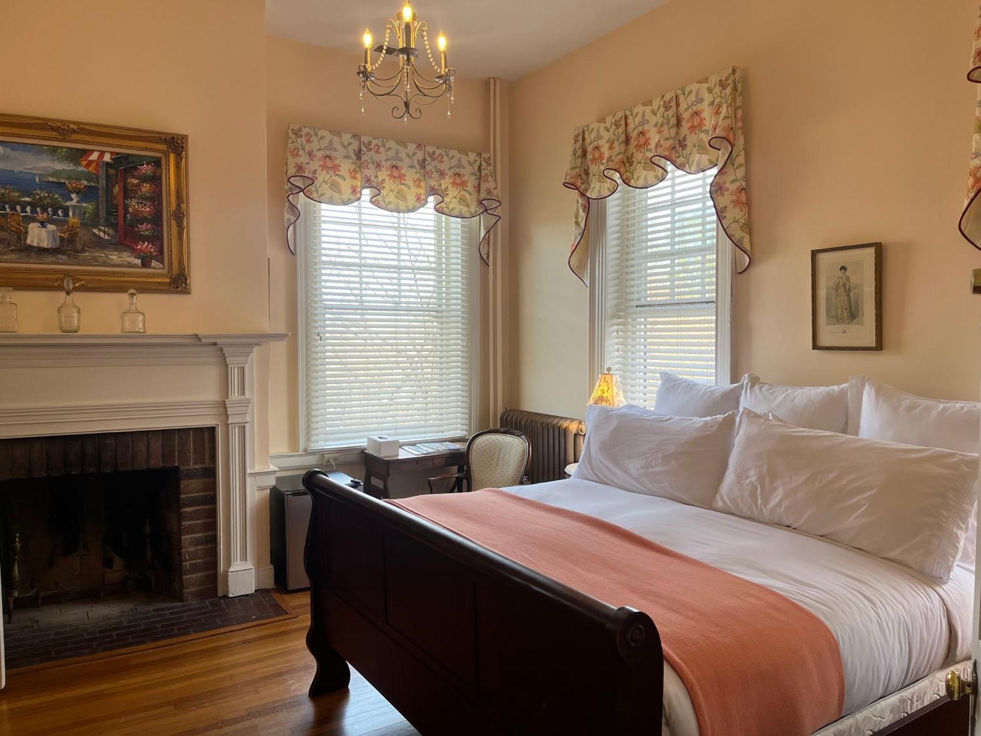 Ironclad Inn And Bourbon Room Fredericksburg Eksteriør billede